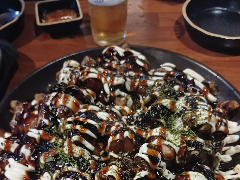 마늘 소스가 듬뿍 올려진 족발