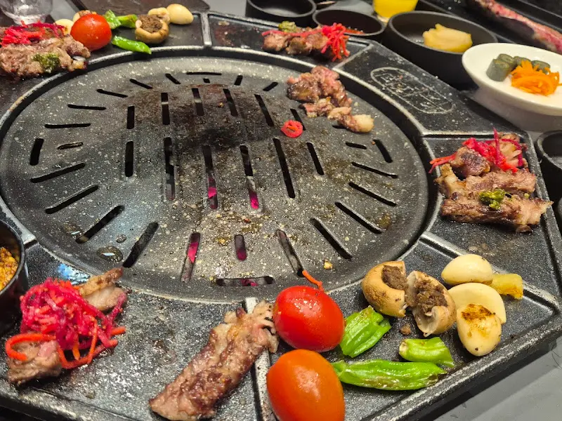 부자회관 불판 위의 고기와 야채