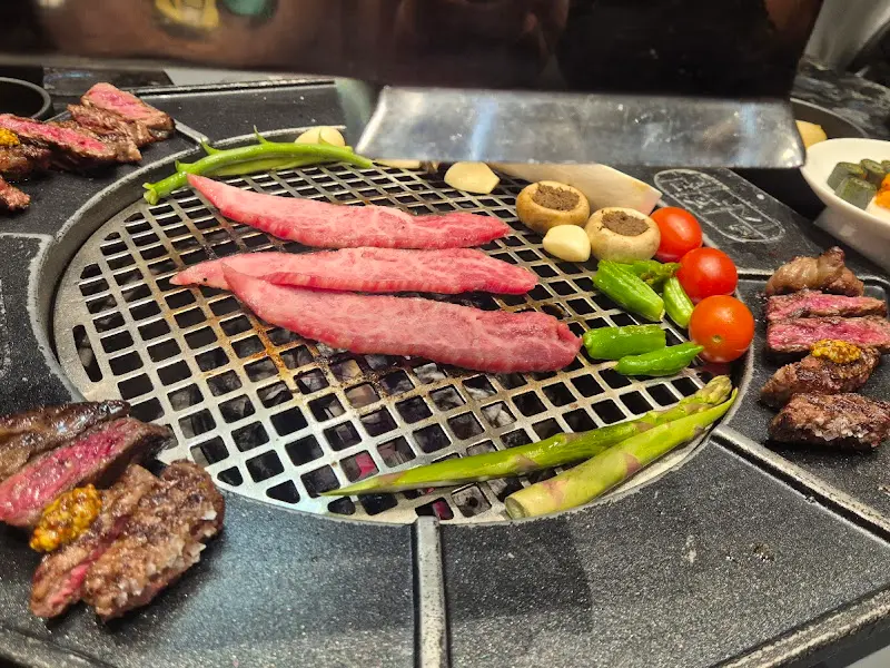 불판 위 우대갈비와 야채 구이