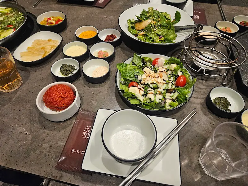 테이블 세팅과 다양한 반찬