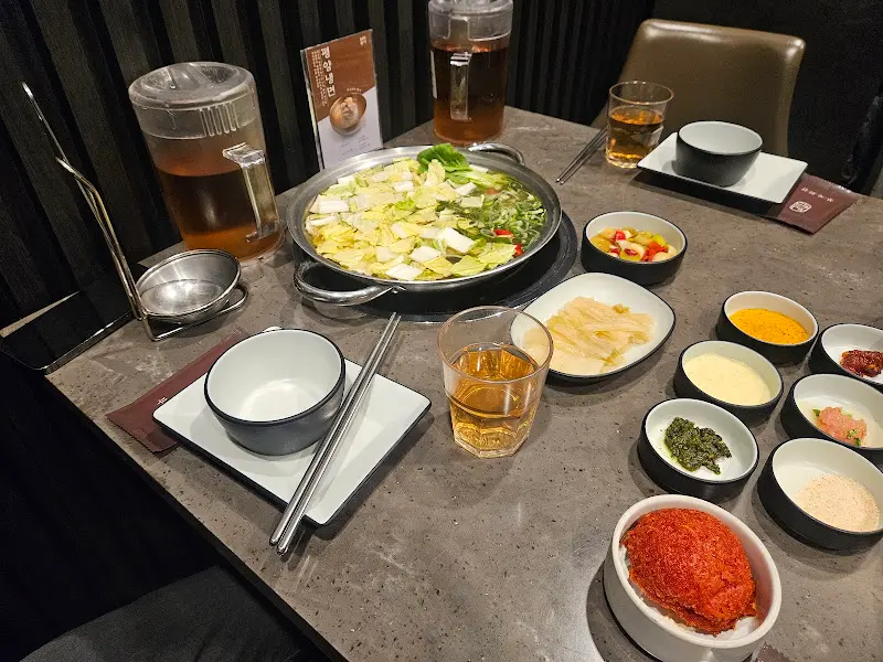 테이블 위에 차려진 샐러드와 해물탕