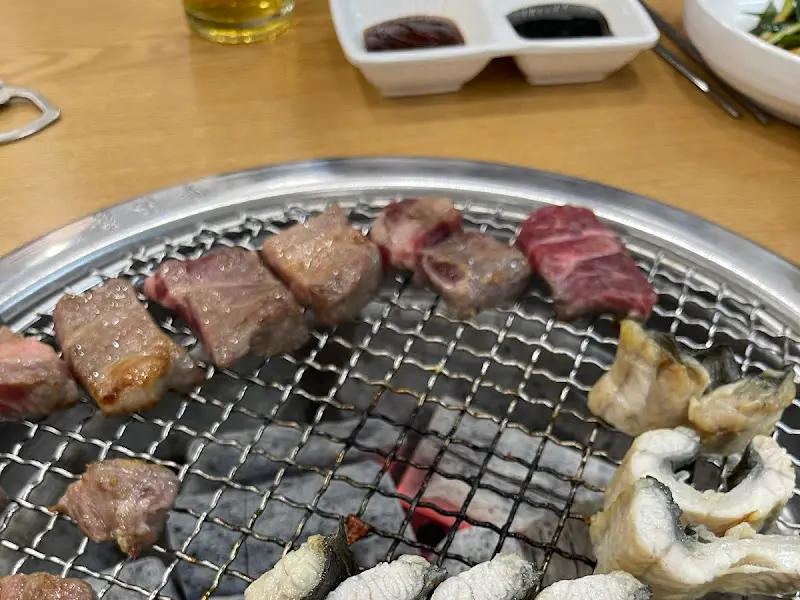 숯불 위에서 익어가는 이베리코 목살과 장어