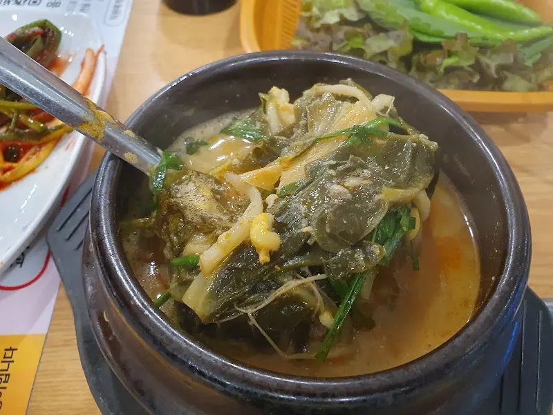 장어탕을 푸짐하게 담아 올린 모습