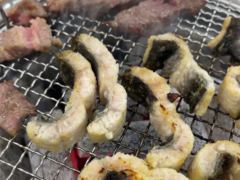 숯불 위에서 익어가는 장어와 이베리코 목살