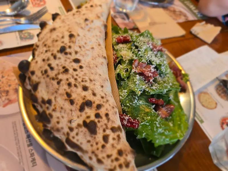 피자와 샐러드의 환상적인 조합