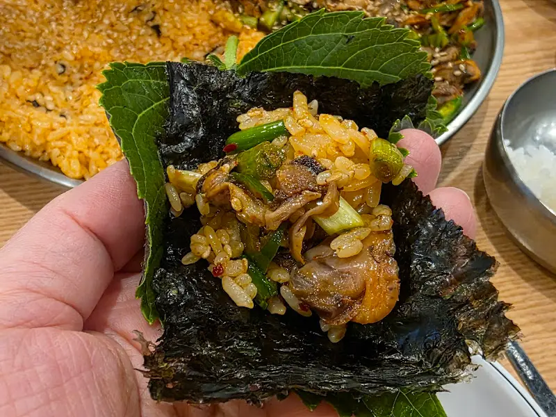 깻잎 쌈에 싸 먹는 꼬막비빔밥