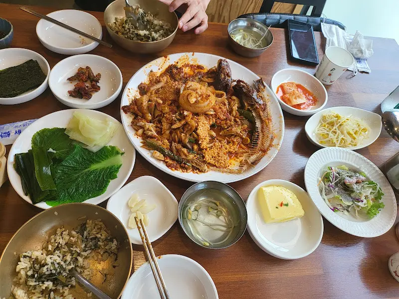 다양한 밑반찬과 코다리찜