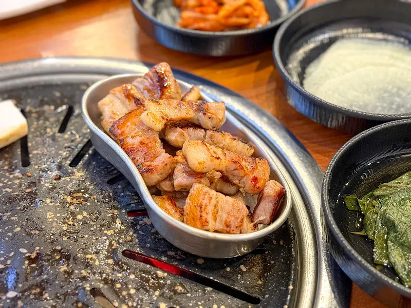 잘 구워진 삼겹살