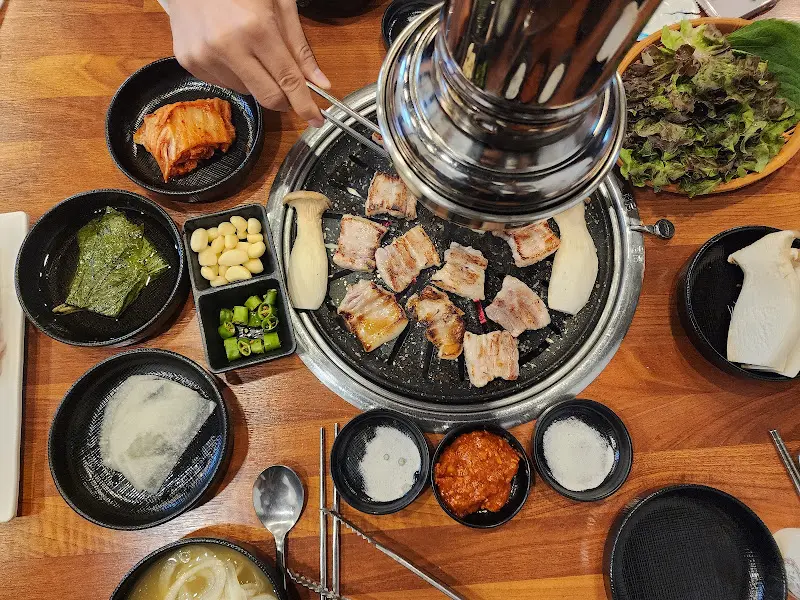 숯불 테이블 전경