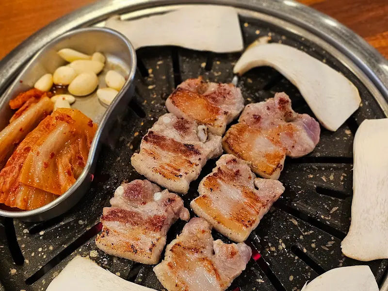 불판 위에서 맛있게 익어가는 삼겹살