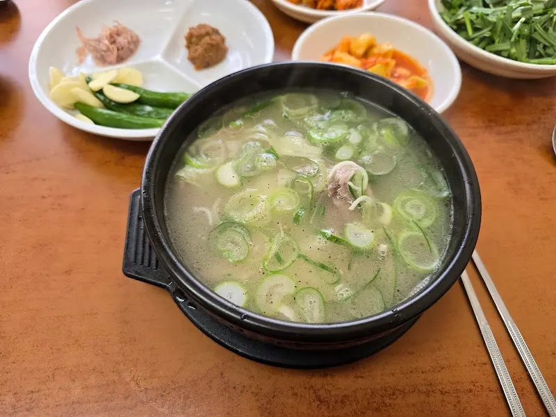 뽀얀 국물이 인상적인 돼지국밥