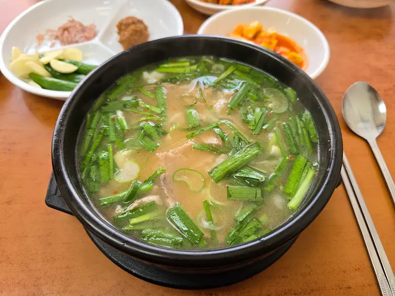 부추 듬뿍 넣은 돼지국밥