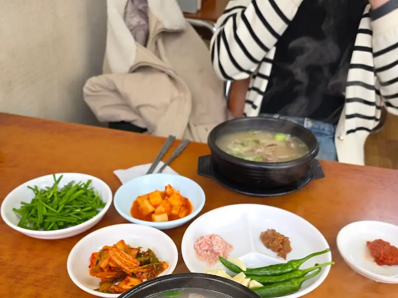 의령식당 돼지국밥과 반찬