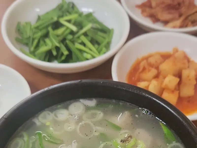 의령식당 돼지국밥과 반찬
