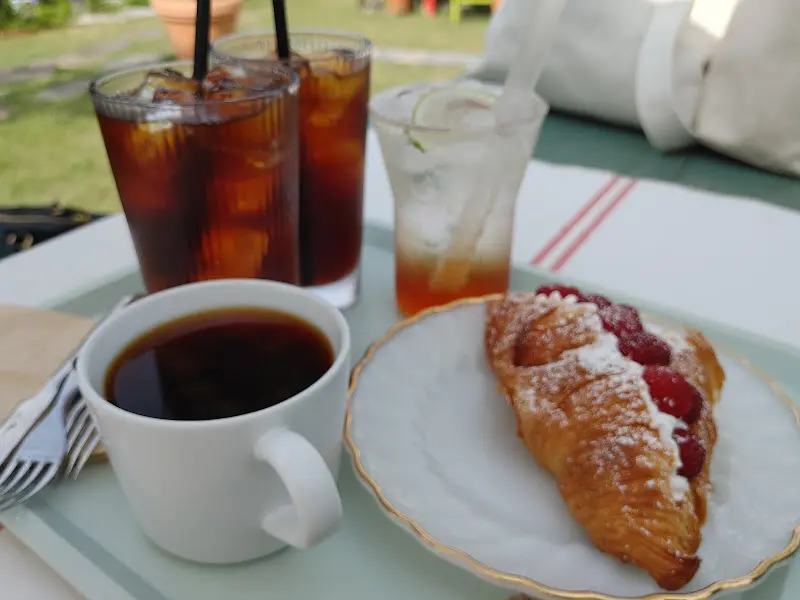 아이스 아메리카노와 라즈베리 크루아상