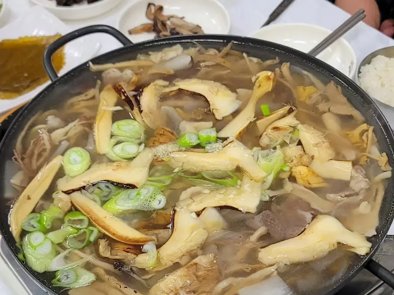 능이버섯의 향긋함이 가득한 능이버섯전골