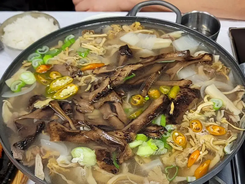 향긋한 버섯과 시원한 국물이 일품인 능이버섯전골