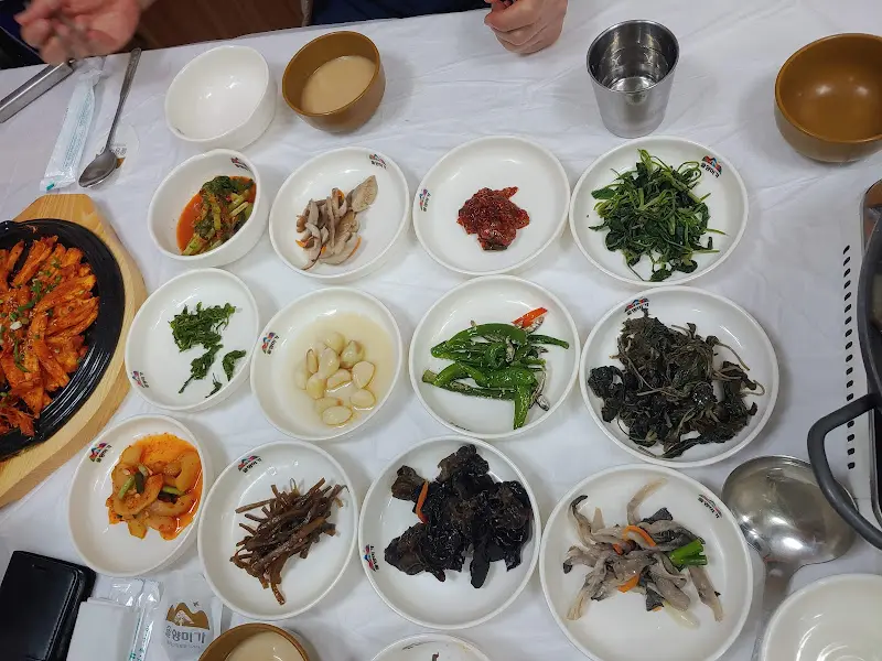 정갈하게 차려진 푸짐한 한상차림