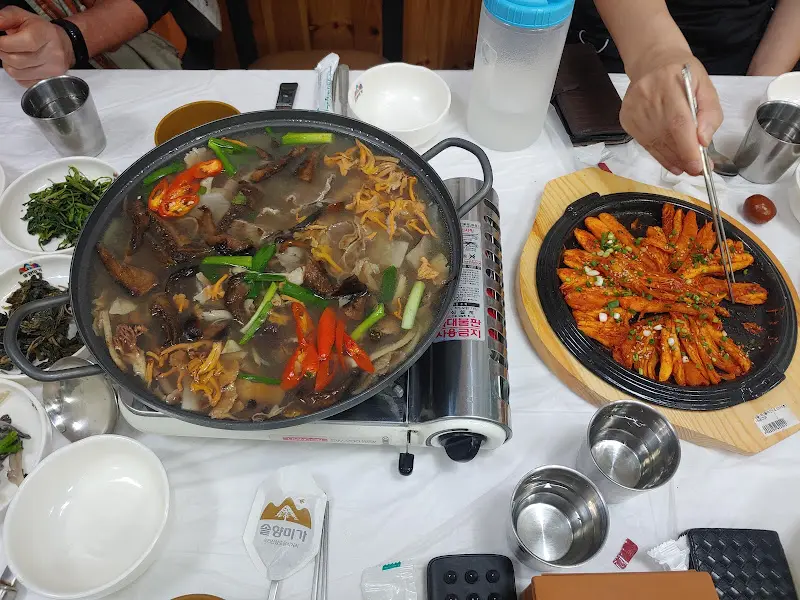 능이버섯전골과 해물파전의 환상적인 조합