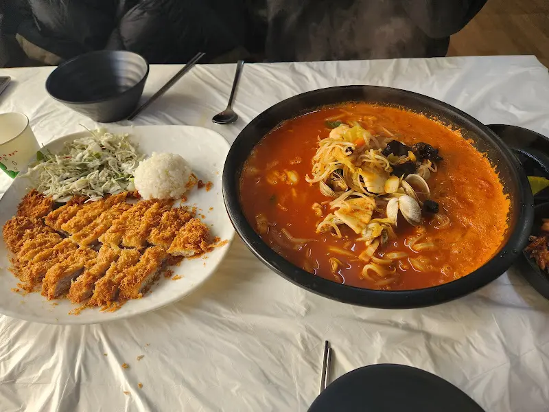 짬뽕칼국수와 돈까스