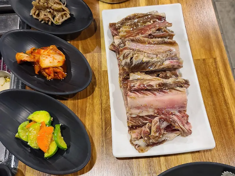 노릇하게 구워진 왕갈비