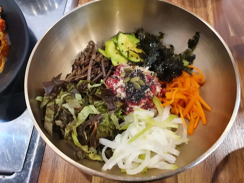 색색깔의 육회비빔밥