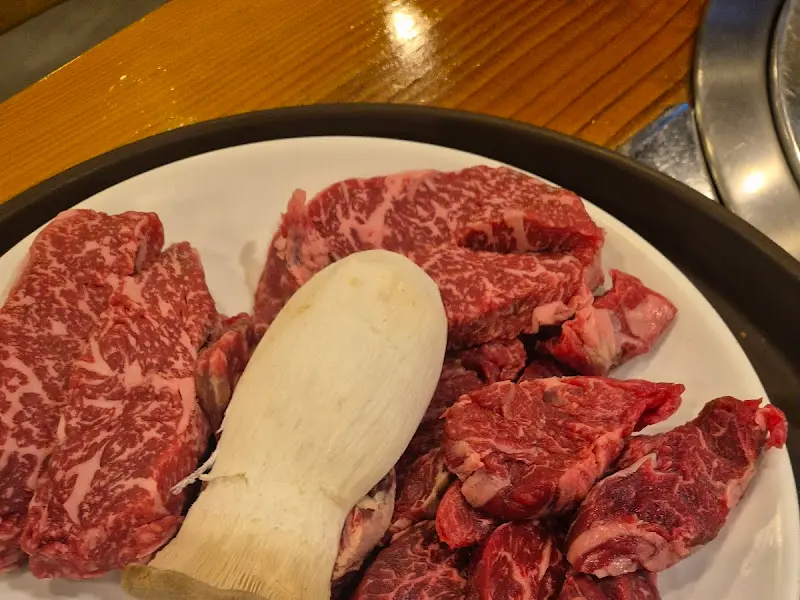 선홍빛 살결과 섬세한 마블링이 돋보이는 최상급 한우