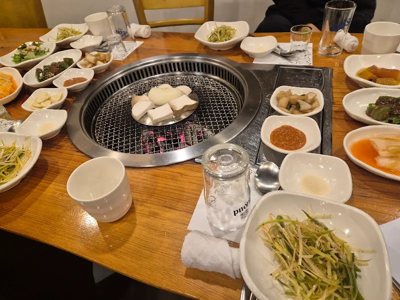 테이블 가득 차려진 맛깔스러운 밑반찬