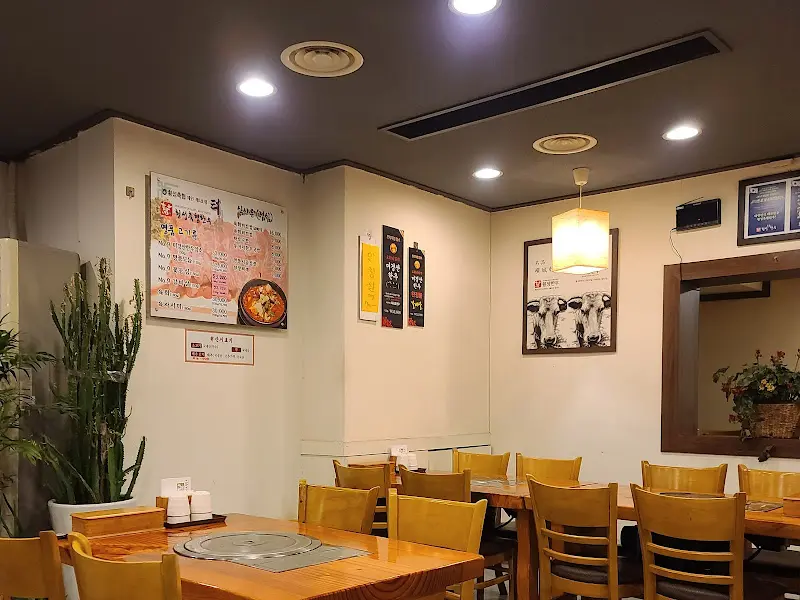 테이블과 의자가 놓여진 내부 모습