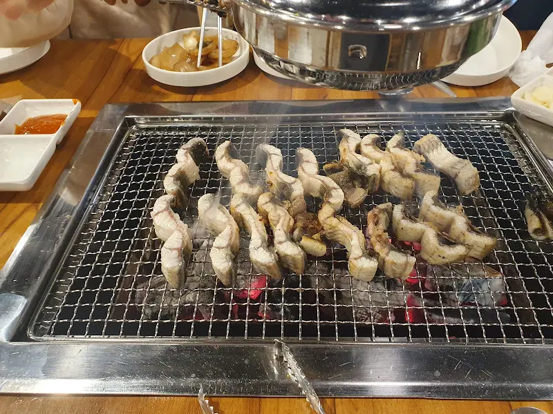 숯불 위에서 익어가는 장어