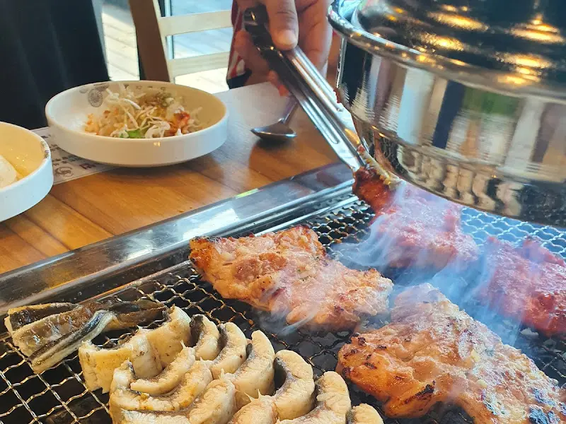 장어와 닭갈비를 함께 굽는 모습