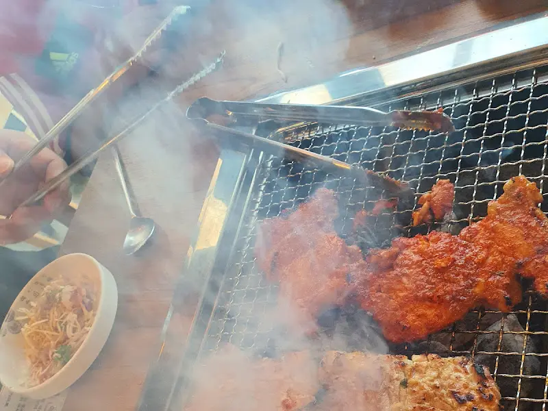 숯불 위에서 익어가는 닭갈비