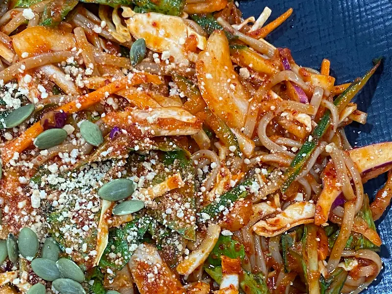 매콤한 양념이 침샘을 자극하는 비빔국수