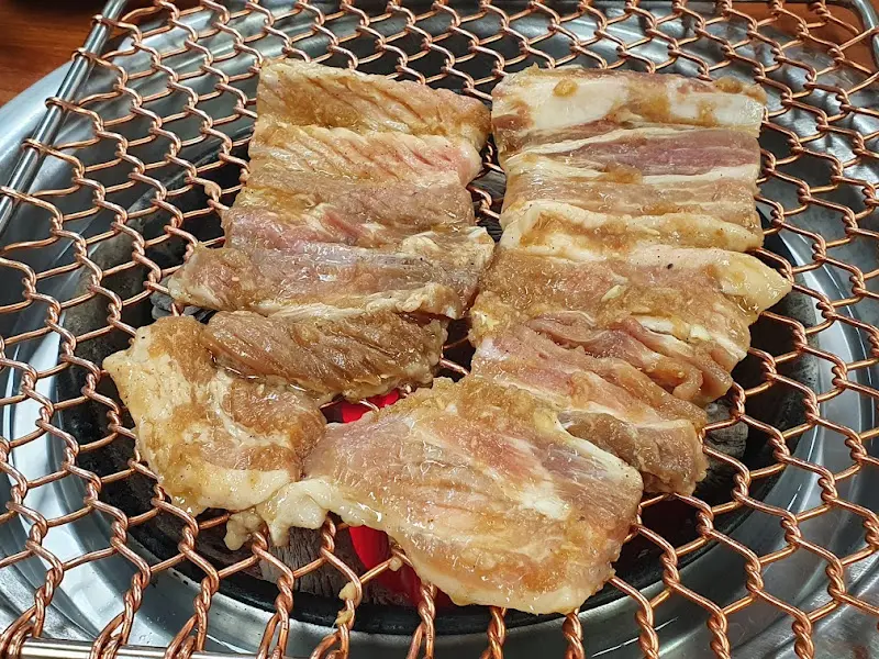 숯불 위에서 익어가는 양념 소갈비살