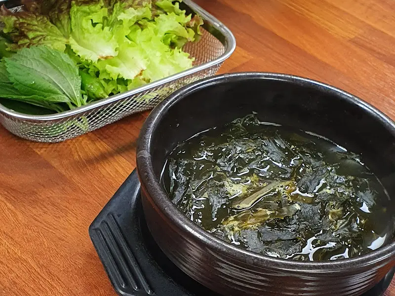 신선한 쌈 채소와 미역국