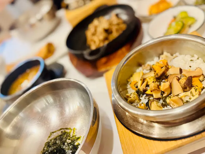 홍합 섭 솥밥 정식 한상차림