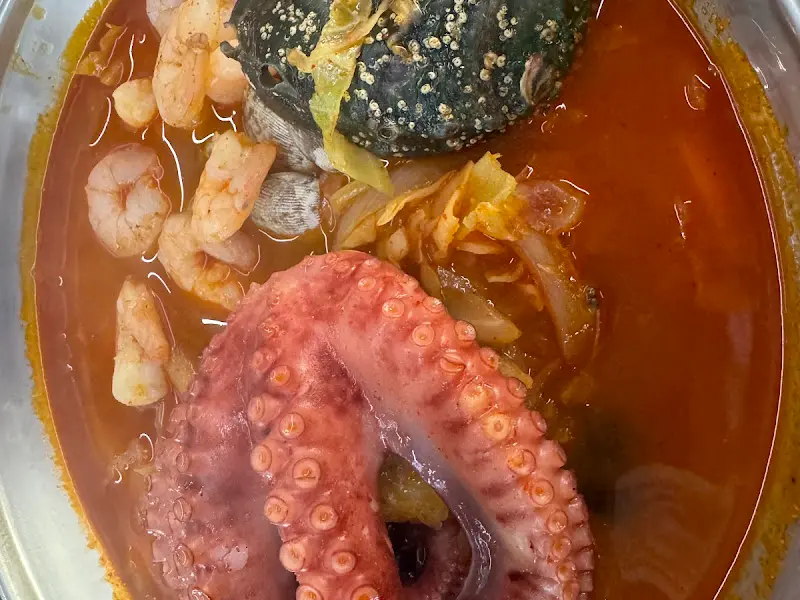 해산물이 듬뿍 들어간 문어짬뽕의 모습