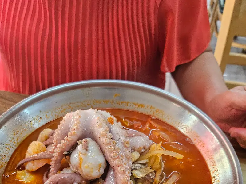 통통한 문어가 듬뿍 올라간 짬뽕