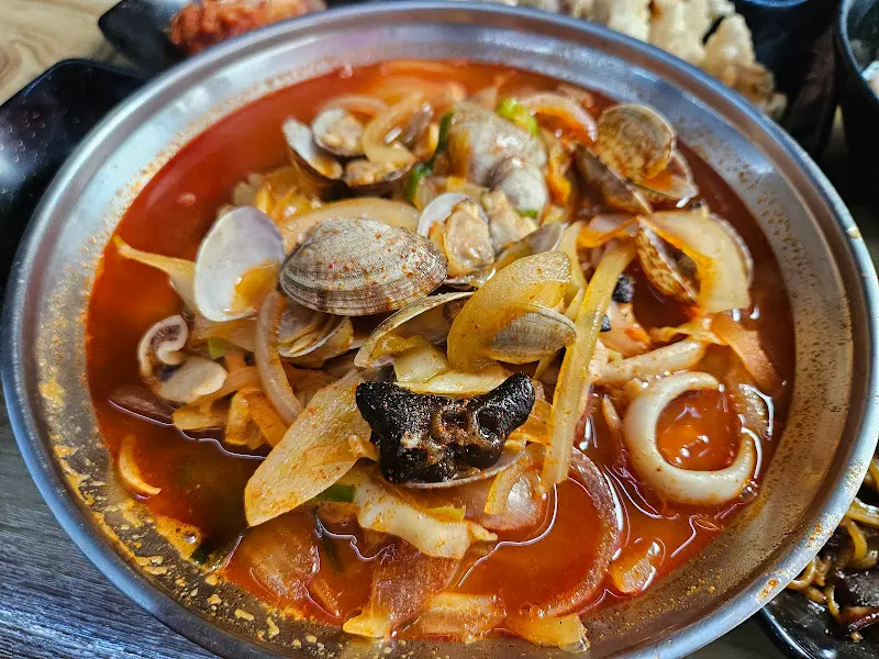 푸짐한 해물과 야채가 가득한 짬뽕