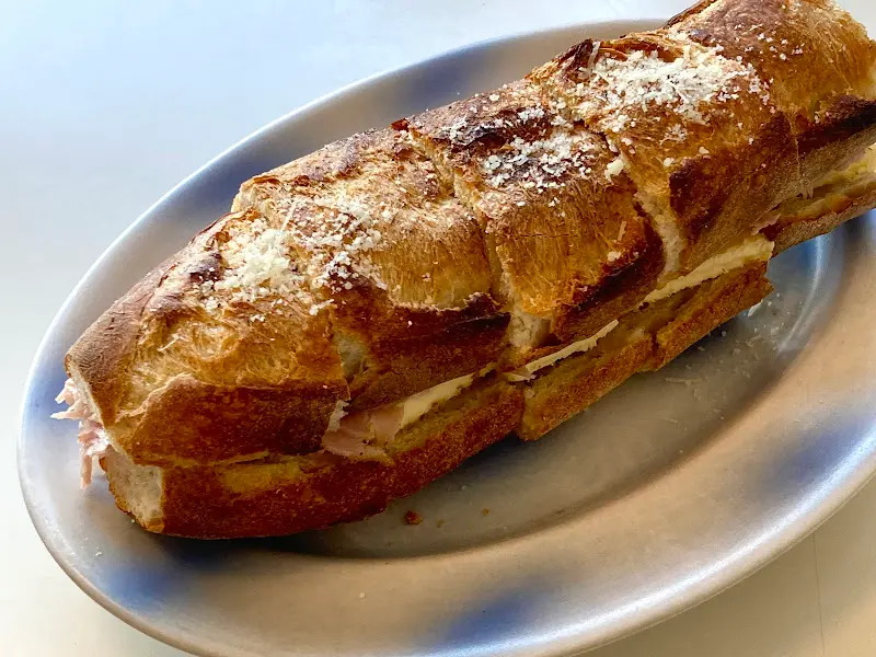 클로즈업된 잠봉뵈르 단면, 햄과 버터의 층이 선명하게 보인다.