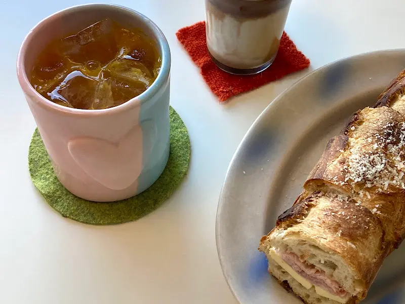 음료와 샌드위치가 함께 놓인 테이블 풍경