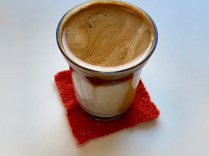 테이블 위에 놓인 따뜻한 커피