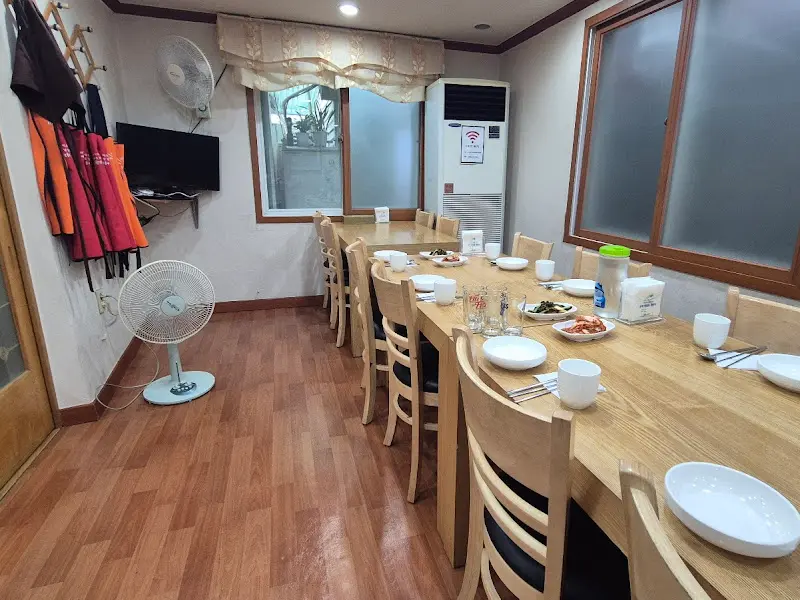 담쟁이 식당 내부