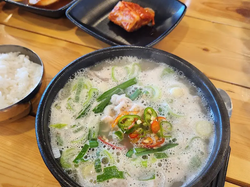 돼지국밥과 깍두기