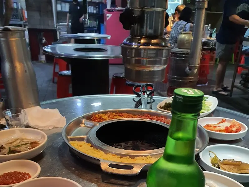 연탄불과 불판, 각종 반찬이 세팅된 테이블