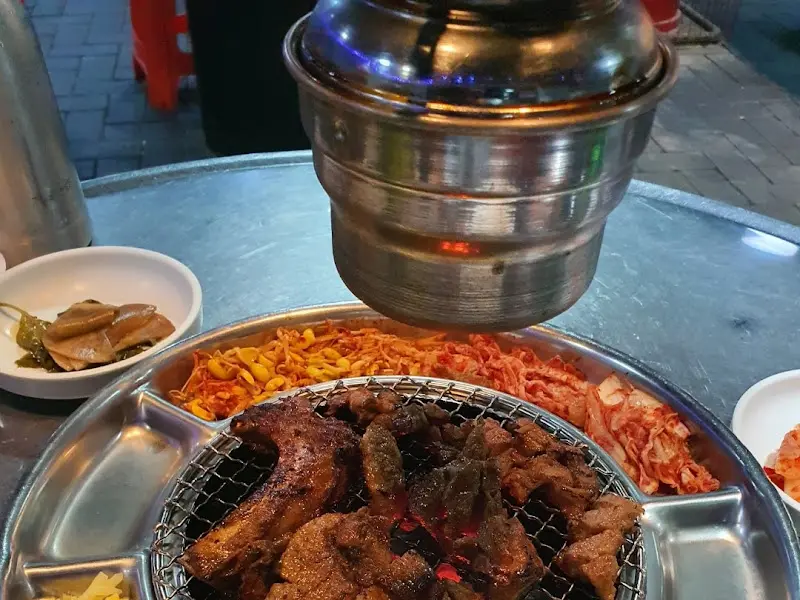 불판 위에서 익어가는 연탄불고기