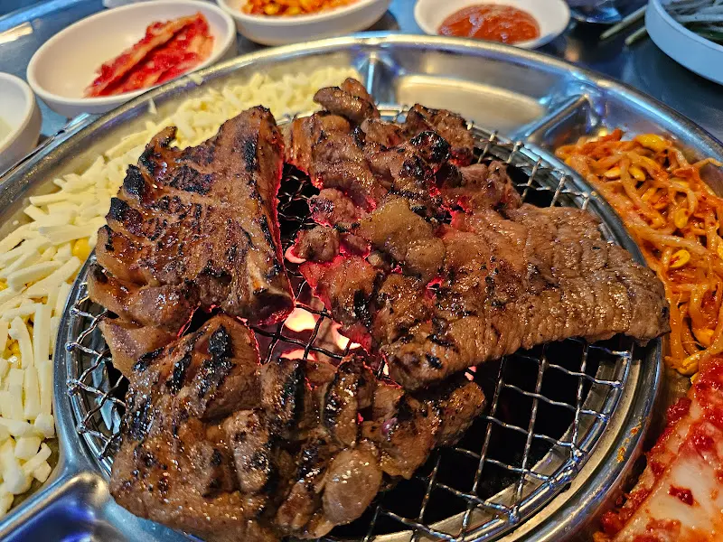 불판 위에 올려진 연탄불고기