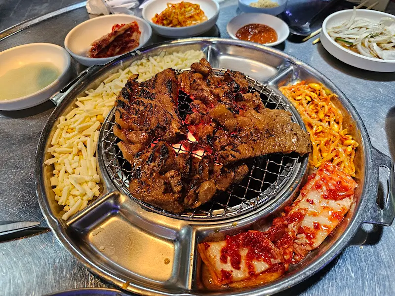 불판 위의 불고기와 김치, 콩나물 무침