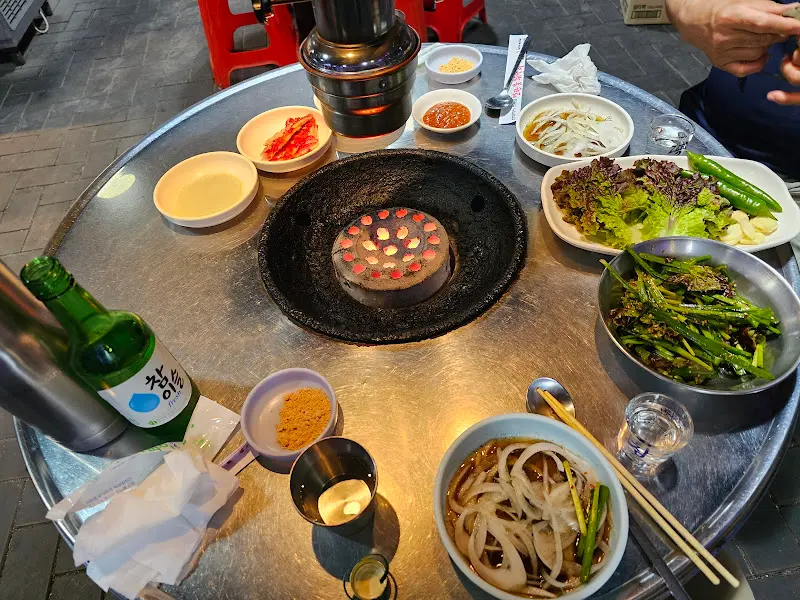 테이블 전체샷, 불판과 다양한 반찬들