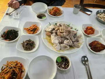 달빛 아래 아구 한 점, 경주 미식의 밤을 수놓다: 백년복집에서 찾은 현지인 맛집
